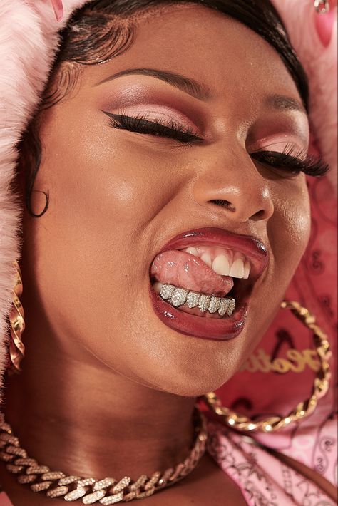 Pink Megan Thee Stallion Aesthetic, Megan Thee Stallion In Pink, Megan Thee Stallion Aesthetic, Stallion Aesthetic, Jazmin Bean, Megan Thee Stallion, Girl Face, Beautiful Black Women, Makeup Accessories