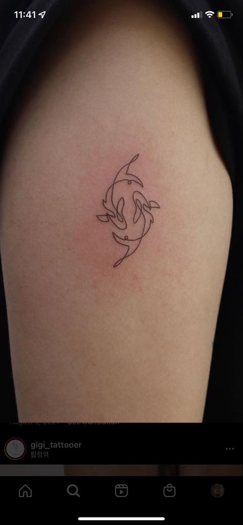 Aesthetic Tattoos Words, Koi Tattoo Minimalist, Pisces Tattoo Fine Line, Pices Tattoo Minimalist, Hip And Back Tattoo, Minimalist Pisces Tattoo, Tattoo Ideas Female Pisces, Leo Pisces Tattoo, One Koi Fish Tattoo