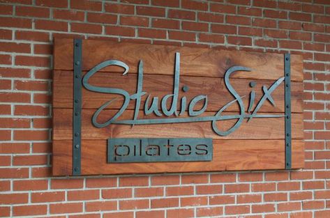 Business Signs Ideas, Wood Business Signs, Business Signs Outdoor, Wood Signage, Name Plate Design, Metal Signage, Shop Signage, Decoration Restaurant, Building Signs