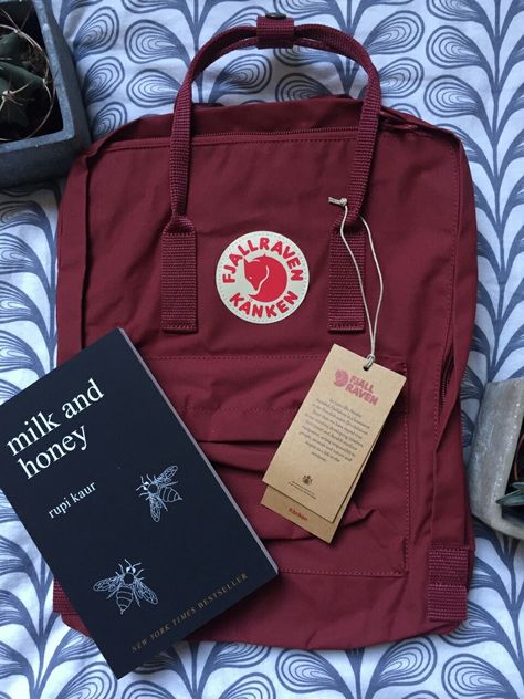 Pretty Tote Bags, Stationery Obsession, Fjällräven Kånken, Violet Evergarden Anime, School Bag Essentials, Inside My Bag, Red Backpack, Handbag Essentials, Rupi Kaur