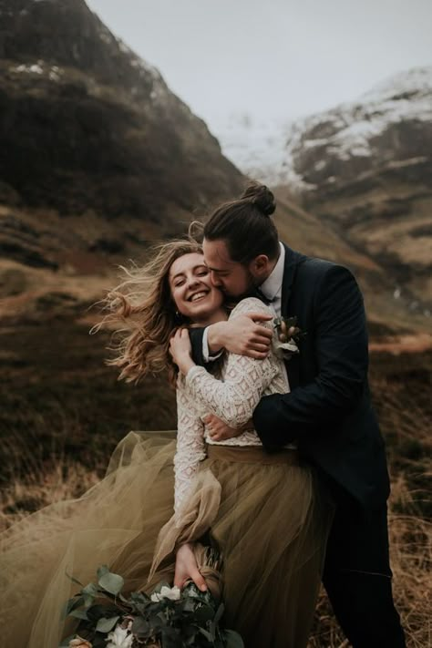 Breathtaking ideas for a 2020 elopement | Sheer Ever After - A transparent Bridal Guide Shooting Couple, Pose Fotografi, Wedding Photos Poses, Photo Couple, Wedding Photography Poses, Adventure Wedding, Pre Wedding Photoshoot, Elopement Inspiration, Wedding Shots