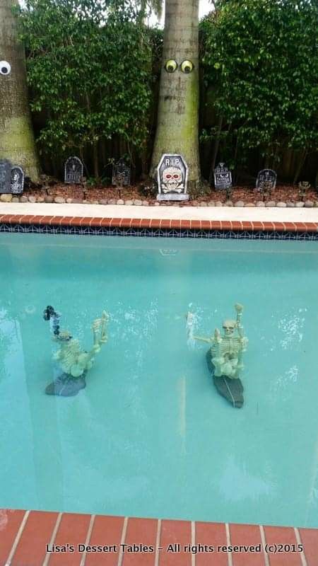 Halloween Pool Decorating Ideas, Halloween Pool Party Decorations, Halloween Pool Decorations, Scary Under The Sea Halloween, Summerween Pool Party, Halloween Pool Party, Spooky Underwater Halloween, Halloween Sweet 16, Halloween Summer