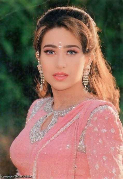 Karishma Kapoor Karishma Kapoor 90s, 90s Bollywood Actress, Karishma Kapoor, Pakistani Women, Bridal Sarees South Indian, Hindi Actress, Sofa Modern, 90s Bollywood, Cute Backgrounds For Phones