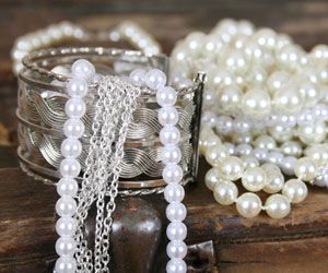 How To Clean Pearls, Pearl Jewelery, Pearl Teardrop Earrings, Silver Jewelry Cleaner, Silver Jewelry Diy, Clean Sterling Silver, Silver Chain Earrings, How To Clean Silver, Cleaning Silver Jewelry