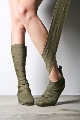 bandage boots - I've been coveting the "tom's" version for awhile now... but these are soooo much better! Wraps Vegan, Vegan Wrap, Costume Viking, Vegan Wraps, Wrap Boots, Green Boots, Cosplay Tutorial, Cosplay Diy, Cosplay Tips