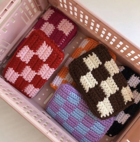 Crochet Card Holder, Checkered Crochet, Modern Haken, Modern Crochet Blanket, Crochet Wallet, Astuces Diy, Mode Crochet, Crochet Pouch, Crochet Shop