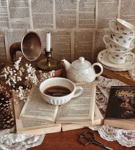 Tea Party Aesthetic! By @msfoxfeatherreads Tea Party Aesthetic, Victorian Tea Party, Academia Room, Light Academia Aesthetic, Cottage Aesthetic, Party Aesthetic, Vintage Tea Party, Tee Set, Light Academia