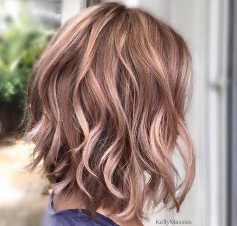 Rose Gold Brown Hair, Gold Brown Hair, Dunner Wordend Haar, Gold Hair Colors, Hair Color Rose Gold, Hairstyles Wavy, Hair Color Unique, Wavy Bob, Hair Color Pastel