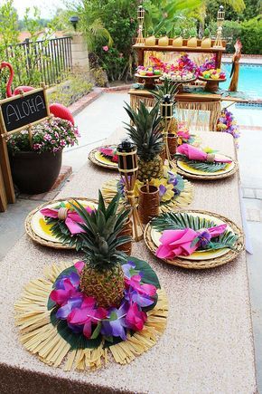 Tropical Luau Hawaiian Theme Party Decorations, Luau Centerpieces, Tropisk Fest, Hawaiian Theme Party, Tropical Decorations, Pineapple Centerpiece, Luau Decorations, Hawaiian Party Theme, Luau Party Decorations