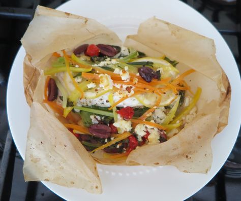 Halibut In Parchment Paper, Cannelloni Beans, Parchment Paper Recipes, Halibut Recipes Baked, Fish Parcels, Papillote Recipes, Gourmet Market, Oven Bag, Halibut Recipes