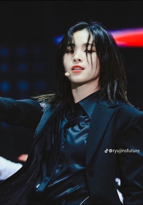 Ryujin Masculine, Masculine Women, Asian Clothing, Bias Kpop, Corporate Attire, Shin Ryujin, Asian Outfits, Tomboy Fashion, Lady And Gentlemen