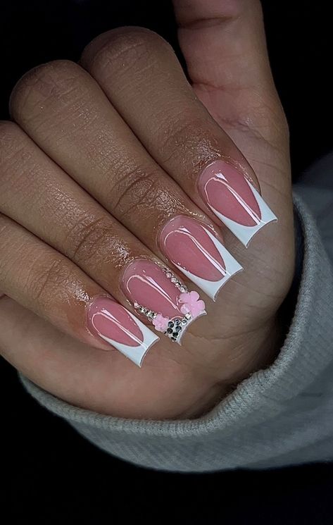 Senior Portraits Nails, Basic Nail Ideas Acrylic, Senior Pictures Nails, Nail Designs Simple Classy, Cute Medium Nails, Cute Birthday Nail Ideas, Pink Nail Inspo Short, Square Nails Ideas Medium, Pink Nails Light