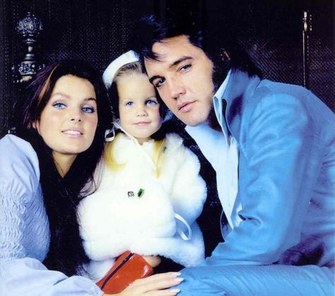 The Presleys |  Family portrait, December 10, 1970 Elvis Presley Priscilla, Presley Family, Elvis Presley Family, Elvis Presley Movies, King Elvis Presley, Elvis Presley Pictures, Elvis And Priscilla, Joseph Jackson, Elvis Movies