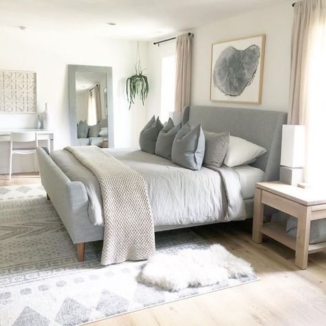 Design a Minimalist Home with These 19 Decorating Tips West Elm Bedroom Ideas, Upholstered Sleigh Bed, Summer Deco, Makeup Room Decor, Sleigh Bed, Casa Vintage, Master Bedrooms Decor, Remodel Bedroom, Room Ideas Bedroom