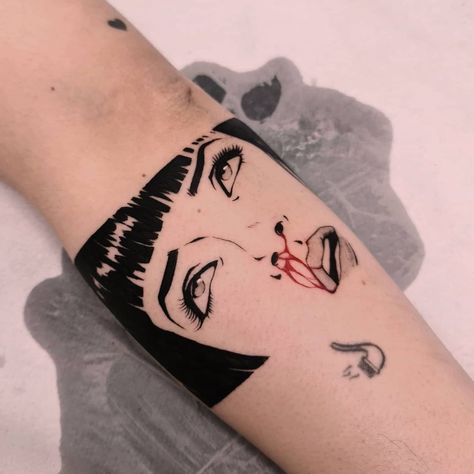 Pop Art Tattoo Black White, Pulp Fiction Tattoo Ideas, Mia Wallace Tattoo, Quentin Tarantino Tattoo, Pulp Fiction Tattoo, Stitch Toothless, Arte Pulp, Characters From Movies, Pop Art Tattoos