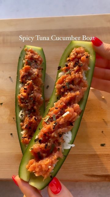 Christine Pay on Instagram: "Craving sushi? Try making these spicy tuna cucumber boats😍 & check out @eatpayylove for more easy & healthy recipes 🍣🥗🥩♥️ • • • #easyrecipe #lowcarb #glutenfree #highprotein #snack #sushi #spicytuna #cucumberboat #healthyrecipes #recipes #healthylifestyle #food" Spicy Tuna Cucumber Boats, Tuna Cucumber Boats, Tuna Cucumber, Cucumber Boats, Snack Sushi, Swedish Food, Healthy Low Calorie Meals, Healthy Food Recipes Clean Eating, Dinner Night