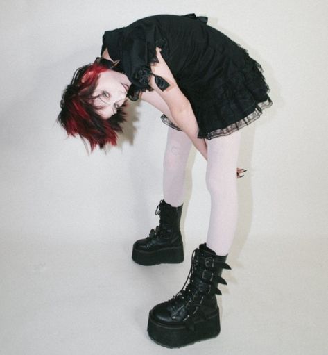 Violent Pose Reference, Punk Pose Reference, Carolesdaughter Aesthetic, Alt Pose Reference, Singer Reference Pose, Punk Poses Reference, Punk Photoshoot Ideas, Singer Pose Reference, Goth Pose