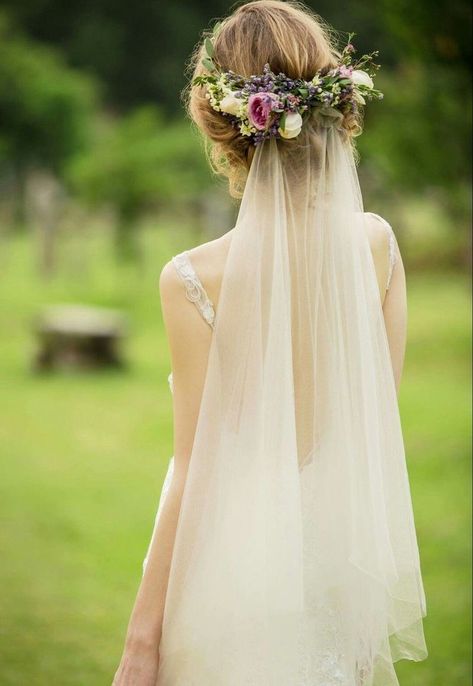 Bride Hairstyles With Veil, Loose Wedding Hair, Retro Wedding Hair, Wedding Hair Side, Wedding Hairstyles Bride, Flowers In Her Hair, Elegant Wedding Hair, Veil Wedding, Wedding Dresses With Straps