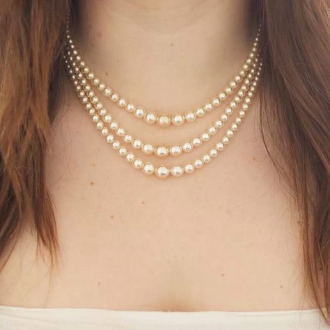 .. Simple Pearl Necklace Indian, Pearl Jewelry Necklace Indian, Modern Pearl Necklace Design, Pearl Necklace Outfit, Modern Pearl Necklace, Modern Pearl Jewelry, Indian Choker Necklace, Simple Pearl Necklace, Gold Pearl Jewelry