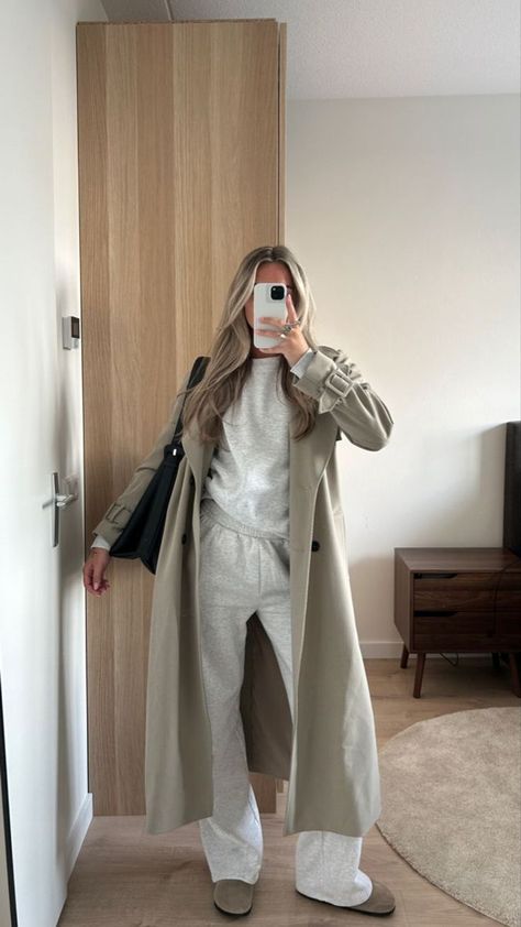 Casual Trench Coat Outfit, Fall Outfit Trends, Chic Fall Outfit, Cold Outfit, Layering Techniques, Airplane Outfits, Trench Coat Outfit, Oversized Sweaters, Trends For 2024