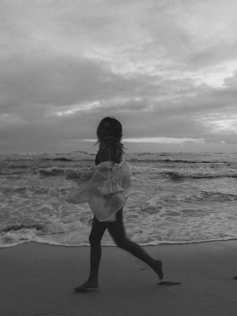 Classy Beach Pictures, Gloomy Beach Photoshoot, Professional Beach Photoshoot, Cloudy Beach Photoshoot, Beach Outfit Photoshoot, Beach Photoshoot Aesthetic, Halle Aesthetic, Coastal Photoshoot, Rain Shoot