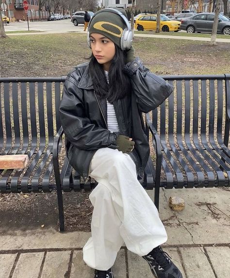 Vintage Jacket Outfit, Normcore Fashion, Beanie Outfit, Cold Fashion, Winter Pants Outfit, Aesthetic Winter, Beanie Style, Leather Jacket Outfits, Streetwear Aesthetic