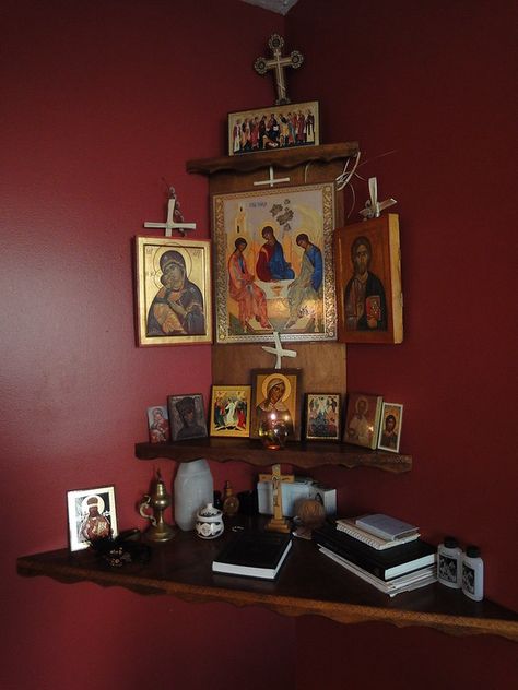 Icon Corner, Altar Catholic, Alter Ideas, Board Icon, Home Altar Catholic, Family Altar, Prayer Room Ideas, Altar Ideas, Catholic Altar