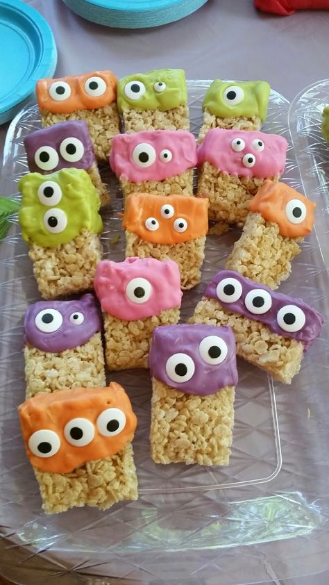 Monster Rice Krispies Treats. A little melting chocolate in different colors, and some edible candy eyes, A Girl After My Own Heart: First Birthday Celebration! Painting Tattoos, 4de Verjaardag, Halloween Foods, Treats Halloween, Rice Krispies Treats, Rainbow Parties, Krispy Treats, Monster Birthday Parties, Krispies Treats