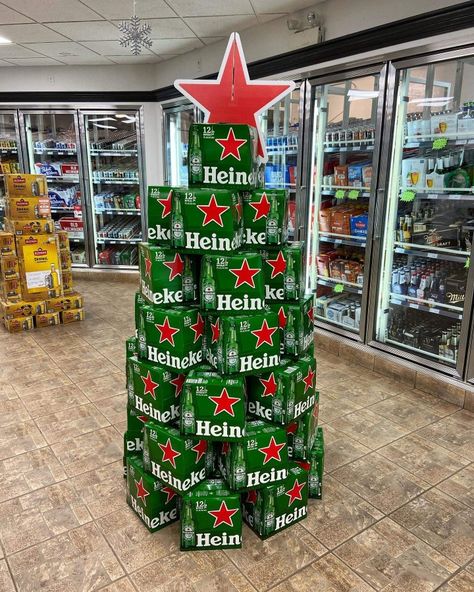 Christmas Grocery Store Displays, Liquor Store Christmas Decorations, Beer Display Ideas, Wine Store Display, Beer Display, Alcohol Shop, Snack Display, Supermarket Display, Beer Case