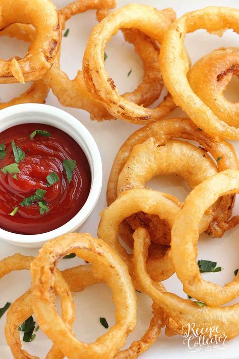 Beer Battered Onion Rings - Homemade beer battered onion rings are super easy!!  Plus, they only take a few ingredients to whip up at home! Battered Onion Rings, Baked Onion Rings, Baked Onion, Beer Battered Onion Rings, Snack Sani, Baked Onions, Homemade Beer, Beer Battered, Healthy Recipes Easy Snacks