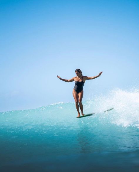 EVERYTHING YOU NEED TO KNOW ABOUT LONGBOARDING! ⚡ Ah, longboarders. Those elegant beings who dance along their boards like a salty ballerina. 💫 Head to the link in our bio to read all about it! #WomenAndWaves #WomenSurfing #Longboarding Tyler Warren, Surf Morocco, Longboard Surfing, Ladies Slides, Surfing Pictures, Magical Life, Hawaii Surf, Surfing Photography, California Cool