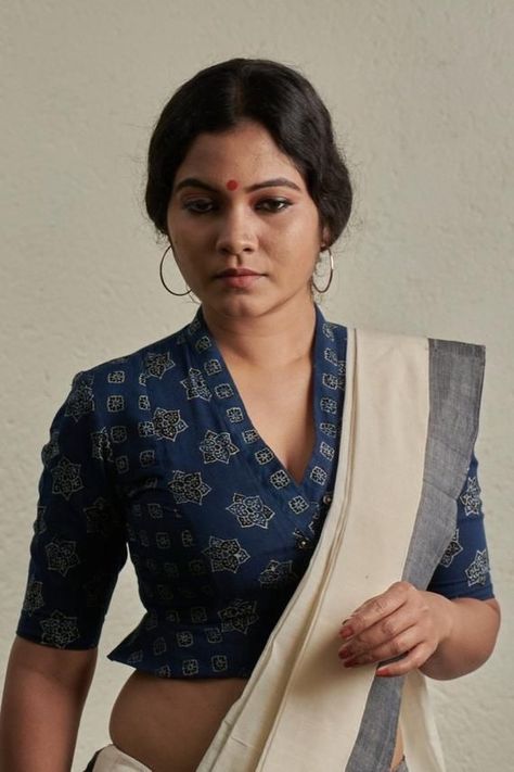 Mundu Saree, Kerala Dress, Kalamkari Blouse Designs, Ikat Blouse Designs, Ikat Blouse, Long Blouse Designs, Kalamkari Blouse, Saree Cotton, Blouse Designs High Neck