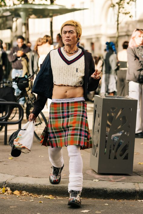 Paris Fashion Street, Male Skirt, Fluid Fashion, Preppy Handbook, Fashion Street Style, Street Snap, Street Style Fashion, Street Style Paris, Cool Street Fashion