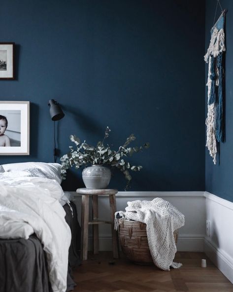 Idle Hands Awake | Perfectly Dreamy Moody Blue Bedrooms | http://idlehandsawake.com Blue Bedroom Walls, Dark Blue Bedrooms, Navy Blue Bedrooms, Dark Blue Walls, Blue Bedroom Decor, Bedroom Wall Designs, Dekorasi Kamar Tidur, Blue Rooms, Bedroom Paint