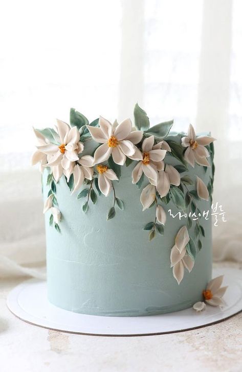 buttercream flower cake, cake ideas, buttercream cake ideas, simple cake, simple buttercream cake, korea cake ideas, korea buttercream cake, daisy buttercream cake, buttercream daisy birthday cake, simple birthday cake Decorating With Buttercream Frosting, Flower Cake Tutorial, Flower Cake Ideas, Gum Paste Flowers Cake, Cake Artwork, Floral Cake Design, Flower Cake Design, Different Types Of Cakes, Buttercream Cake Designs