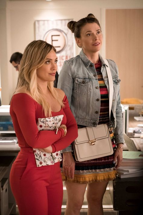 The Signature Looks and Fashion of Younger’s Leading Ladies Younger Outfits, Younger Tv Series, Diana Outfits, Hilary Duff Style, Hillary Duff, Tv Show Outfits, Fashionable Outfits, Hilary Duff, Popular Outfits