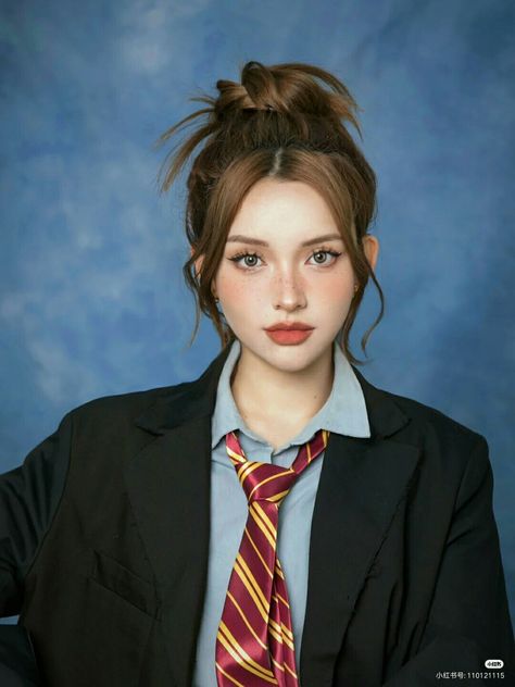 90s School Photoshoot, Yearbook Photoshoot Vintage, 90s Yearbook Photoshoot, Id Photoshoot, Yearbook Photoshoot Ideas High Schools, Yearbook Pose, 90s Yearbook Photos, Student Photoshoot, Yearbook Trend