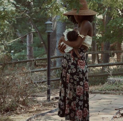 Happy Family Aesthetic Black, Trad Wife Aesthetic Black Women, Motherhood Black Women, Black Stay At Home Mom Aesthetic, Black Mother Aesthetic, Black House Wife Aesthetic, Black Mom Aesthetic, Black Motherhood Aesthetic, Mama Aesthetic