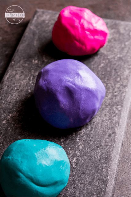 simple homemade playdough recipe using cornstarch and hair conditioner Easy Play Doh Recipe, Conditioner Playdough, 2 Ingredient Playdough, Easy Homemade Playdough Recipe, Play Doh For Kids, Winter Stem Activities, Easy Playdough Recipe, Diy Playdough, Homemade Playdough Recipe