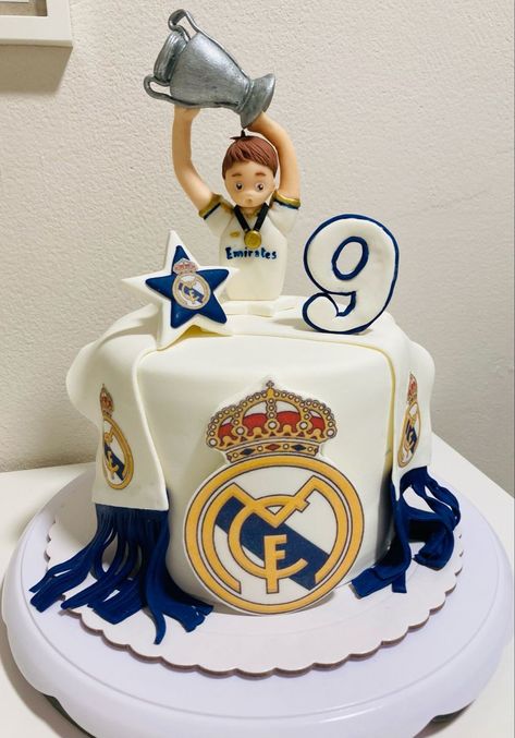 Football Cake Real Madrid, Real Madrid Cake Ideas, Pastel Real Madrid, Real Madrid Birthday Cake, Tarta Real Madrid, Madrid Cake, Football Cake Design, Real Madrid Cake, Soccer Birthday Cakes