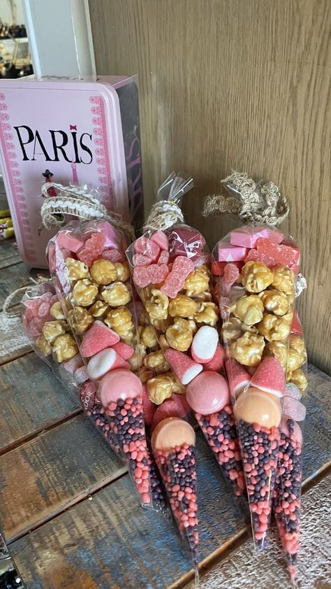 Girly Goodie Bags, Pink Birthday Goodie Bags, Pink Gift Bags Birthday Parties, Candy Goodie Bags Ideas, Gift Bags For Birthday Guests, Party Bag Ideas For Teens, Sweet 16 Goody Bag Ideas, Sweet 16 Goodie Bags, Sleepover Goodie Bags