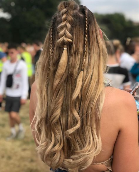 Braids Hairstyles Festival, Braided Hair For Festival, Hair Braids Festival, Ibiza Hairstyle, Cute Festival Hair, Festival Hairstyles Short Hair, Short Hair Festival Hairstyles, Coachella Hairstyle, Music Festival Hairstyles