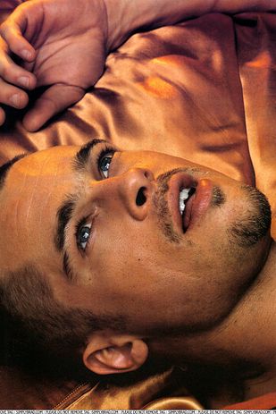 And, according to IMDB, Brad Pitt actually went to a dentist to have his front tooth chipped for the role. |  Things You Didn't Know About The Movie "Fight Club" Chipped Tooth, Brad And Angelina, Tyler Durden, Man Crush, Jennifer Aniston, Brad Pitt, The Head, American Actors, The Movie