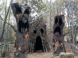 I'd love to make spooky trees like these... Forest Halloween Decorations, Haunted Forest Halloween, Haunted Trail Ideas, Forest Halloween, Halloween Garden Decorations, Haunted Woods, Scary Christmas, Yard Haunt, Haunted Forest