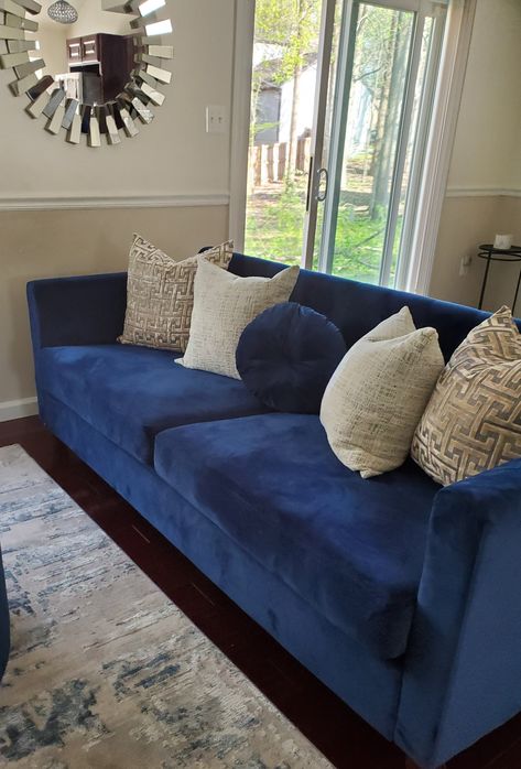 Royal Blue Couch Living Room Ideas, Blue Sofa Living Room Colour Schemes, Navy Blue Couch Living Room Decor, Blue Sofa Living Room Color Combinations, Navy Blue Couch Living Room, Blue Sofa Living Room Ideas, Dark Blue Couch, Navy Sofa Living Room, Sofa Azul