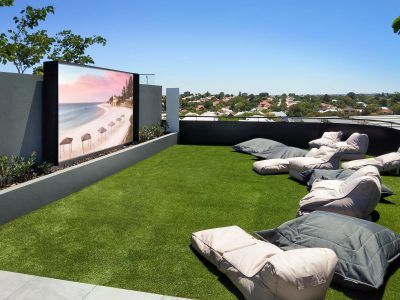 Apartment Rooftop, Rooftop Cinema, Terraced Landscaping, Rooftop Terrace Design, Rooftop Design, Outdoor Cinema, Rooftop Lounge, Patio Inspiration, Rooftop Patio