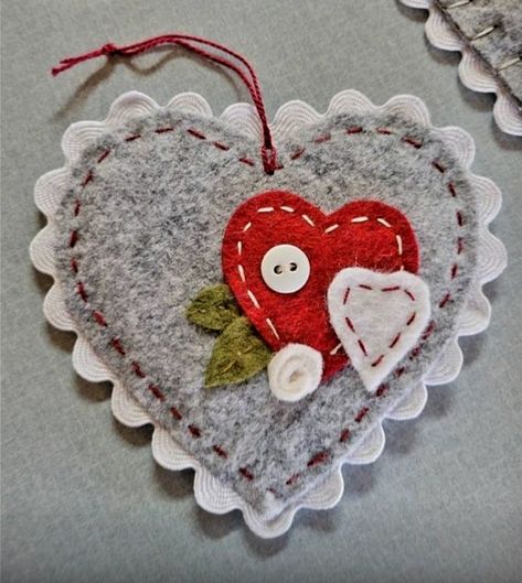 Valentines Felt Crafts, Valentine Felt Crafts, Felt Valentine Crafts, Valentine Hearts Crafts, Felt Heart Ornaments, Felt Hearts Crafts, Valentine Ornaments, Valentines Bricolage, Diy Felt Christmas Ornaments