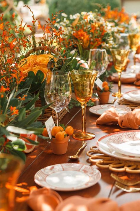 Green And Orange Table Setting, Orange Dinner Party, Orange Theme Party, Orange Table Setting, Tangerine Wedding, Green Tablescape, Deco Orange, Brunch Decor, Burnt Orange Weddings