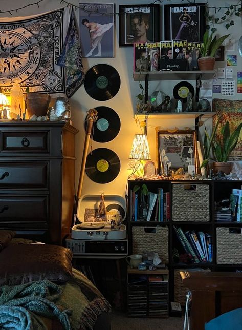 Grunge Room Decor 90s Vintage, Grunge Room Furniture, Room Idea Grunge, Rocker Chic Bedroom, Dorm Grunge, Music Grunge Bedroom, Down Town Aesthetic Room, Room Ideas Aesthetic Cozy Vintage, Music Room Inspiration