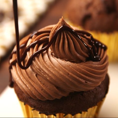 These Bailey's chocolate cupcakes are the perfect boozy dessert. Get the recipe at Delish.com. #delish #easy #recipe #baileys #cupcakes #alcohol #dessert #boozy #irishcream #chocolate Cupcakes Alcohol, Baileys Cupcakes, Boozy Cupcakes, Chocolate Baileys, Boozy Desserts, Easy Cheesecake Recipes, Savoury Cake, Cup Cakes, Easy Cake Recipes